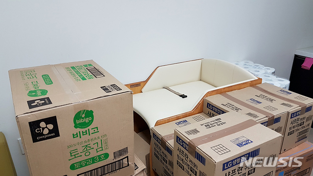 【청주=뉴시스】인진연 기자 = 충북도내 학교플 포한한 교육기관 중 유일하게 수유시설이 설치된 충북도교육청 수유실이 물건이 쌓여 제역할을 하지 못하고 있다. 2018.09.18 inphoto@newsis.com