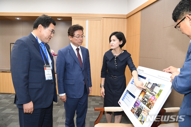 【안동=뉴시스】류상현 기자 = (왼쪽부터) 주낙영 경주시장과 이철우 경북도지사가 지난 14일 경주 힐튼호텔에서 윤재연 ㈜블루원 대표로부터 사업 설명을 듣고 있다. 2018.09.18 (사진=경북도 제공) photo@newsis.com