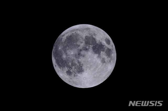 '추석' 충북 화창한 하늘…도내 전역서 보름달 관측
