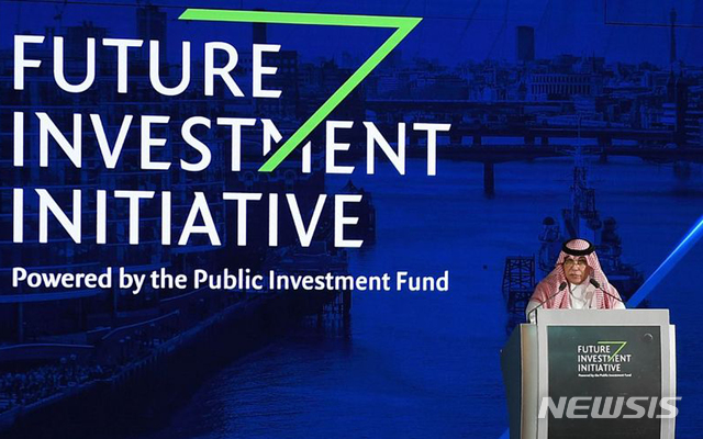  【리야드(사우디아라비아)=AP/뉴시스】 13일(현지시간) CNN에 따르면 일본 니케이, 미국의 CNN·CNBC, 영국의 블룸버그 등은 매해 10월 사우디에서 열리는 미래투자계획(FII) 컨퍼런스에 불참할 계획이라고 입장을 전했다. 사진은 2017년 FII 컨퍼런스 개회식. 2018.10.13. 