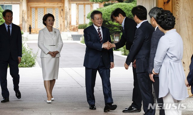 【서울=뉴시스】평양사진공동취재단 전신 기자 = 문재인 대통령과 부인 김정숙 여사가 18일 오전 청와대에서 남북정상회담이 열리는 평양으로 향하기 위해 관저를 나서다 조국 청와대 민정수석을 비롯한 보좌진의 환송을 받고 있다. 2018.09.18. photo@newsis.com