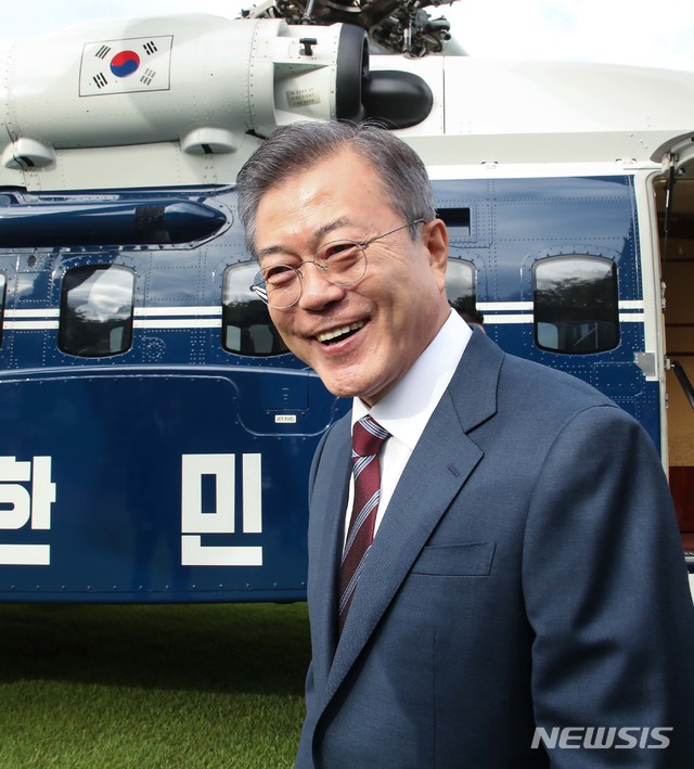 【서울=뉴시스】평양사진공동취재단 전신 기자 = 문재인 대통령이 18일 오전 청와대에서 남북정상회담이 열리는 평양으로 향하기 위해 청와대 헬기장에 도착해 전용 헬기에 오르다 직원들과 인사하며 환하게 웃고 있다. 2018.09.18. photo@newsis.com