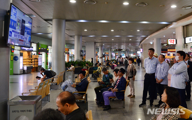 【광주=뉴시스】변재훈 기자 = 18일 오전 광주 서구 광천동 광주종합버스터미널 대합실에서 시민들이 남북정상회담 TV생중계 방송을 시청하고 있다. 2018.09.18.&nbsp; wisdom21@newsis.com