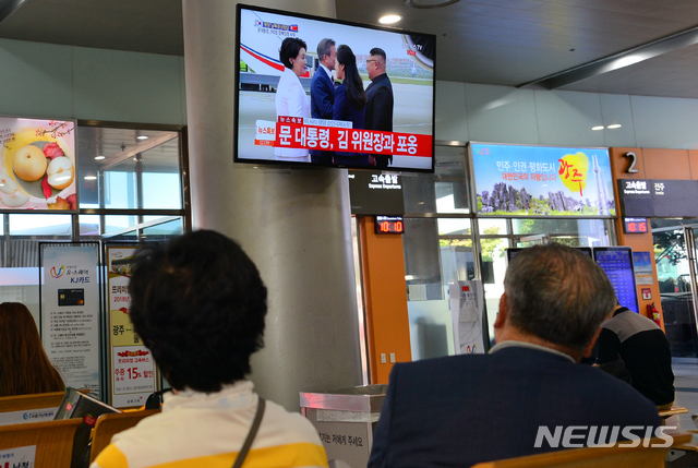 【광주=뉴시스】변재훈 기자 = 18일 오전 광주 서구 광천동 광주종합버스터미널 대합실에서 시민들이 남북정상회담 TV생중계 방송을 지켜보고 있다. 2018.09.18.&nbsp; wisdom21@newsis.com