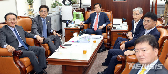 【서울=뉴시스】박영태 기자 = 자유한국당 김성태 원내대표 등 원내지도부가 18일 오전 서울 영등포구 여의도 원내대표실에서 '2018남북정상회담평양'을 위해 평양 순안공항에 도착한 모습을 시청하고 있다. 2018.09.18.since1999@newsis.com