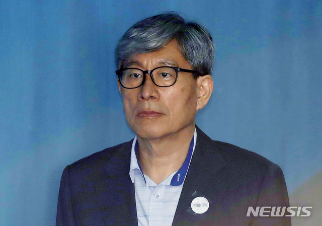 【서울=뉴시스】최동준 기자 = 원세훈 전 국정원장이 지난 9월18일 서울 서초구 서울중앙지법에서 열린 우편향 안보교육 혐의 공판에 출석하기 위해 호송차에서 내려 법정으로 향하고 있다. 2018.09.18. photocdj@newsis.com