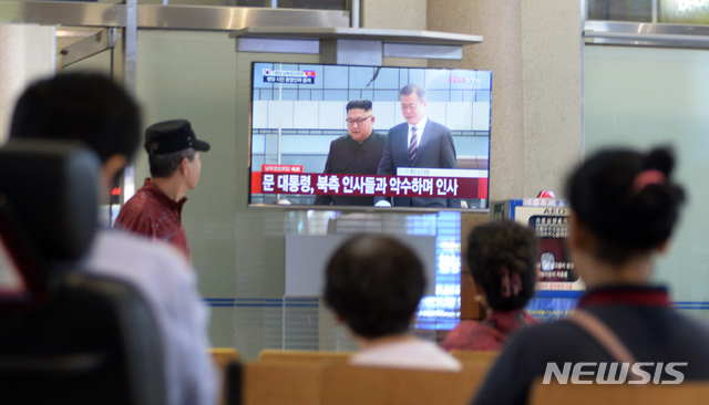 【전주=뉴시스】김얼 기자= 북한 평양에서 실시된 제3차 남북정상회담이 한창인 18일 전북 전주시 덕진구 우아동 전주역 대합실에서 시민들이 문재인 대통령과 김정은 북한 국무위원장의 접견장면을 시청하고 있다.2018.09.18pmkeul@newsis.com