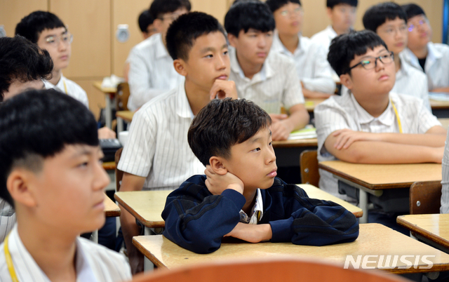 【광주=뉴시스】맹대환 기자 = 문재인 대통령이 제3차 남북 정상회담을 위해 18일 오전 평양 순안공항에 도착하는 모습을 광주 광덕중학교 1학년 학생들이 호기심어린 눈으로 시청하고 있다. 2018.09.18 mdhnews@newsis.com