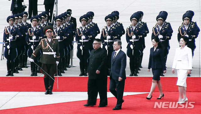 【남북정상회담 프레스센터(서울)=뉴시스】최진석 기자 = 남북정상회담일인 18일 오전 서울 중구 동대문디자인플라자(DDP)에 차려진 남북정상회담 평양 서울 프레스센터 대형 화면에 문재인 대통령의 평양 순안공항 도착 모습이 생중계되고 있다. 2018.09.18. myjs@newsis.com 