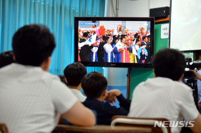 【광주=뉴시스】맹대환 기자 = 제3차 남북 정상회담을 위해 18일 오전 평양 순안공항에 도착한 문재인 대통령을 북한 주민들이 환영하는 모습을 광주 광덕중학교 1학년 학생들이 관심있게 시청하고 있다. 2018.09.18 mdhnews@newsis.com