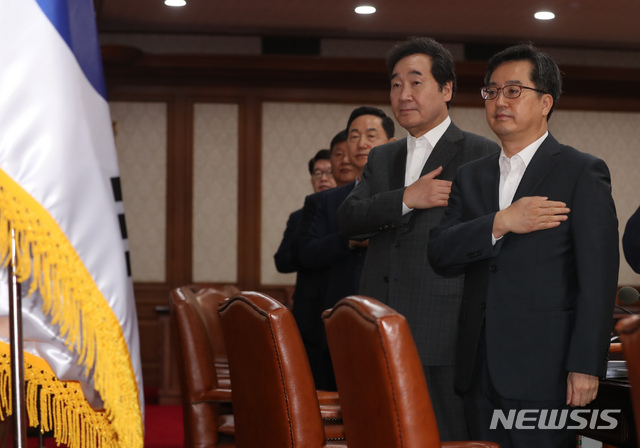 【서울=뉴시스】고승민 기자 = 이낙연 국무총리 등 국무위원들이 18일 오전 정부서울청사에서 국무회의를 하기 전 국민의례를 하고 있다. 2018.09.18.kkssmm99@newsis.com