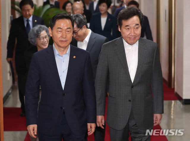 【서울=뉴시스】고승민 기자 = 이낙연 국무총리와 김상곤 사회부총리 겸 교육부 장관 등 국무위원들이 18일 오전 정부서울청사에서 국무회의를 하기 위해 회의장으로 입장하고 있다. 2018.09.18.kkssmm99@newsis.com