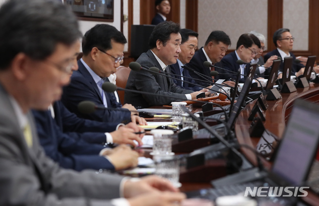 【서울=뉴시스】고승민 기자 = 이낙연 국무총리가 18일 오전 정부서울청사에서 국무회의를 주재하고 있다. 2018.09.18.kkssmm99@newsis.com