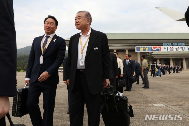 【성남=뉴시스】평양사진공동취재단 전신 기자 = 18일 경기도 성남 서울공항에서문정인 대통령 외교안보특보를 비롯한 제3차 남북정상회담 특별수행단이 평양으로 향하는 전용기에 탑승하고 있다. 2018.09.18. photo1006@newsis.com