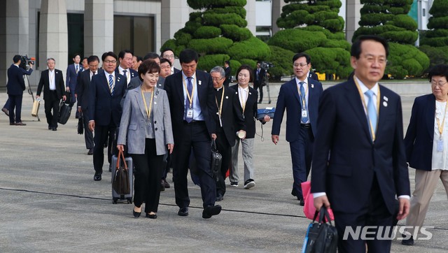 【성남=뉴시스】평양사진공동취재단 전신 기자 = 지난달 18일 경기도 성남 서울공항에서 제3차 남북정상회담 특별수행단이 평양으로 향하는 전용기에 탑승하는 모습. 특별수행단에 교육계로 분류할 수 있는 인사는 없었다. 2018.09.18. photo1006@newsis.com