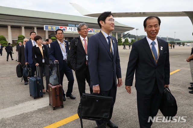 【성남=뉴시스】평양사진공동취재단 전신 기자 = 18일 경기도 성남 서울공항에서 제3차 남북정상회담 특별수행단이 평양으로 향하는 전용기에 탑승하고 있다. 2018.09.18. photo1006@newsis.com