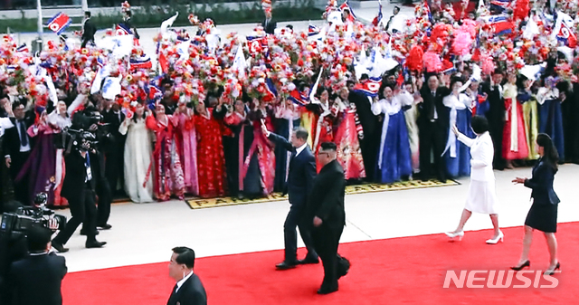 【남북정상회담 프레스센터(서울)=뉴시스】최진석 기자 = 남북정상회담일인 18일 오전 서울 중구 동대문디자인플라자(DDP)에 차려진 남북정상회담 평양 서울 프레스센터 대형 화면에 문재인 대통령이 평양 순안공항 도착해 김정은 북한 국무위원장과 평양 주민들에게 인사하는 모습이 중계되고 있다. 2018.09.18.myjs@newsis.com