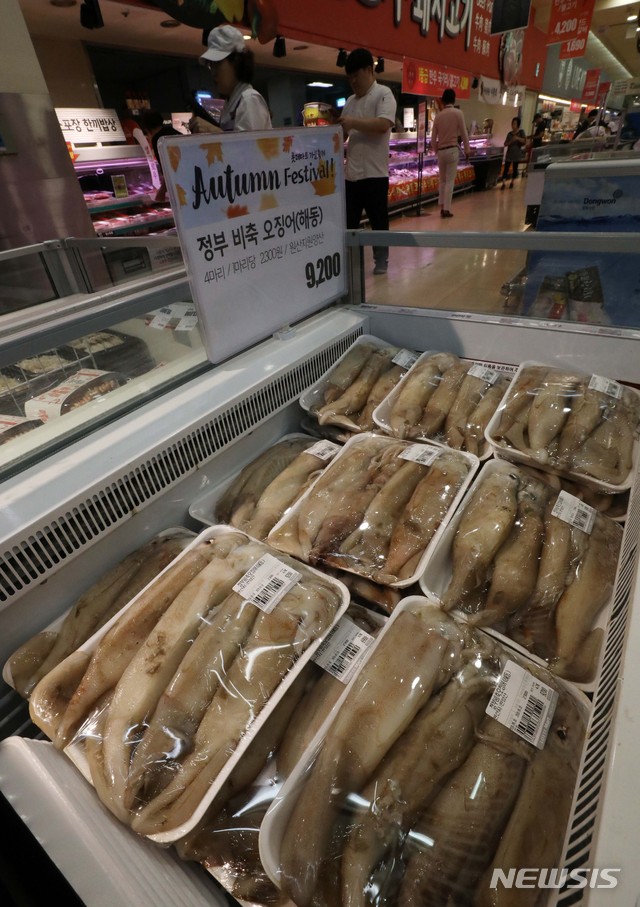【서울=뉴시스】고범준 기자 = 추석을 앞두고 오징어 가격이 연일 상승세를 기록하고 있는 18일 서울의 한 대형마트에서 오징어가 판매되고 있다. 2018.09.18. bjko@newsis.com
