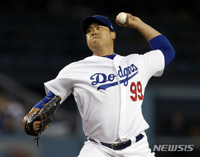 【로스앤젤레스=AP/뉴시스】 류현진(31·LA 다저스)은 18일(한국시간) 미국 캘리포니아주 로스앤젤레스의 다저스타디움에서 열린 2018 메이저리그(MLB) 콜로라도 로키스와의 홈경기에 선발등판, 힘차게 공을 뿌리고 있다.