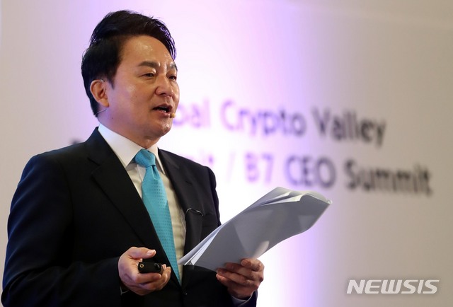 【서울=뉴시스】조성봉 기자 = 원희룡 제주도지사가 18일 오전 서울 강남구 코엑스 D홀에서 열린 블록체인 서울(Blockchain Seoul) 2018에서 블록체인 육성방안과 합리적인 규제방향을 주제로 기조강연을 하고 있다. 블록체인 서울 2018은 머니투데이그룹이 주최, 지디넷코리아가 주관한 행사로 전 세계 7대 블록체인 도시 책임자들이 모이는 B7 서밋 & B7 CEO 서밋 컨퍼런스와 블록체인 기술 보유기업이 참가한 체험 전시회로 구성되며 오는 19일까지 개최된다. 2018.09.18.suncho21@newsis.com