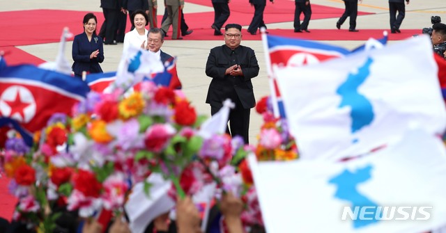 【평양=뉴시스】평양사진공동취재단 박진희 기자 = 2018 남북정상회담을 위해 18일 오전 평양 순안공항에 도착한 문재인 대통령과 김정숙 여사가 공식환영식에서 김정은 국무위원장, 리설주 여사와 함께 평양시민들의 환영을 받고 있다. 2018.09.18. photo@newsis.com