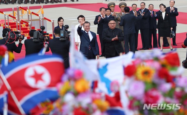 【평양=뉴시스】평양사진공동취재단 박진희 기자 = 2018 남북정상회담을 위해 18일 오전 평양 순안공항에 도착한 문재인 대통령과 김정숙 여사가 공식환영식에서 김정은 국무위원장, 리설주 여사와 함께 평양시민들의 환영을 받고 있다. 2018.09.18. photo@newsis.com