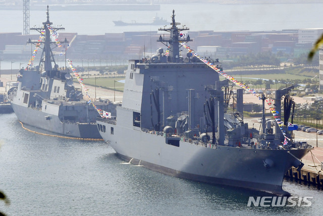 【부산=뉴시스】 하경민 기자 = 18일 부산 남구 해군작전사령부 부산작전기지에서 대한민국 해군의 함정 중 두 번째로 큰 신형 군수지원함 '소양함'(AOE-II·1만t급)의 취역식이 열렸다. 길이 190m, 폭 23m 크기인 소양함은 140여 명의 승조원이 탑승하고, 연료유·탄약·주부식 등 보급물자 1만1050t을 적재할 수 있어 천지급(4800t)보다 적재능력이 2.3배나 향상됐다. 2018.09.18. yulnetphoto@newsis.com