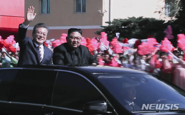 【남북정상회담 프레스센터(서울)=뉴시스】최진석 기자 = 남북정상회담 시작일인 18일 서울 중구 동대문디자인플라자(DDP)에 차려진 남북정상회담 평양 서울 프레스센터 대형 화면에 문재인 대통령과 김정은 북한 국무위원장이 백화원영빈관으로 이동하며 카퍼레이드를 하는 모습이 중계되고 있다. 2018.09.18.myjs@newsis.com