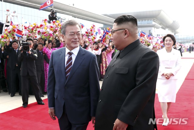 【평양=뉴시스】평양사진공동취재단 박진희 기자 = 문재인 대통령 부인 김정숙 여사와 김정은 국무위원장과 리설주 여사가 18일 오전 평양 순안공항에서 열린 공식 환영식에서 평양 시민들의 환영을 받으며 이동하고 있다. 2018.09.18.&nbsp; photo@newsis.com