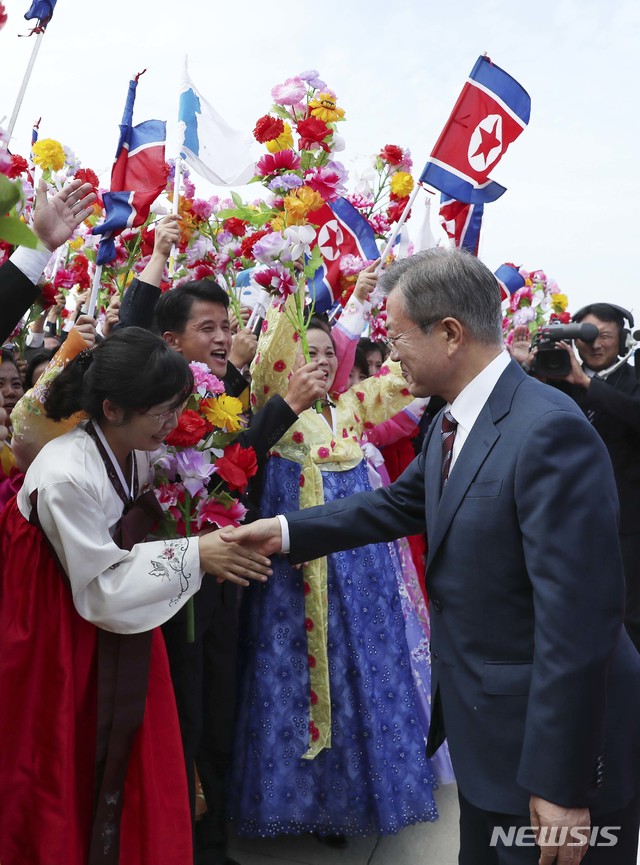 【평양=뉴시스】평양사진공동취재단 박진희 기자 = 문재인 대통령이 18일 오전 평양 순안공항에서 열린 공식 환영식에서 평양 시민과 악수하고 있다. 2018.09.18.&nbsp; photo@newsis.com