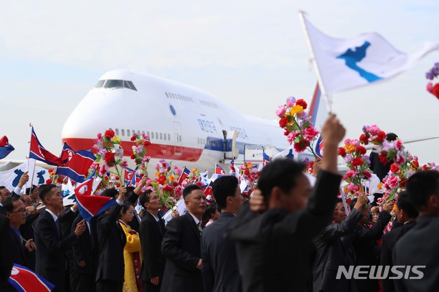 【평양=뉴시스】평양사진공동취재단 박진희 기자 = 평양시민들이 18일 오전 평양 순안공항에 도착한 문재인 대통령을 비롯한 남측 수행원들을 환영하고 있다. 2018.09.18. photo@newsis.com