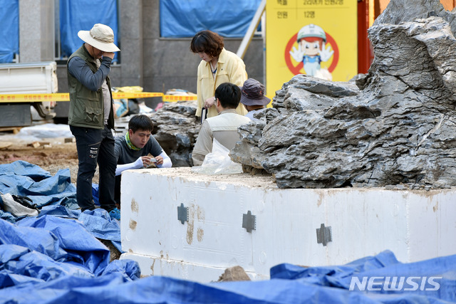 【대구=뉴시스】우종록 기자 = 국내에서 7번째로 붉은불개미가 발견된 18일 오후 대구 북구 매천동의 한 아파트 건설 현장 조경용 중국산 석재에서 환경 당국 관계자들이 현장 조사를 하고 있다. 2018.09.18. wjr@newsis.com