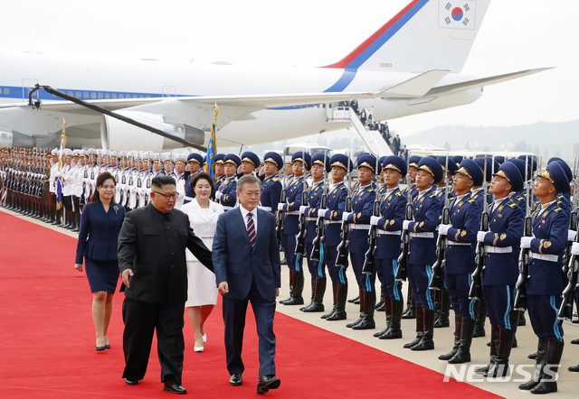 【평양=뉴시스】평양사진공동취재단 박진희 기자 = 문재인 대통령과 부인 김정숙 여사가 환영 나온 김정은 국무위원장, 부인 리설주 여사와 함께 18일 오전 평양국제공항에서 열린 공식환영식에서 의장대를 사열하고 있다. 2018.09.18. photo@newsis.com
