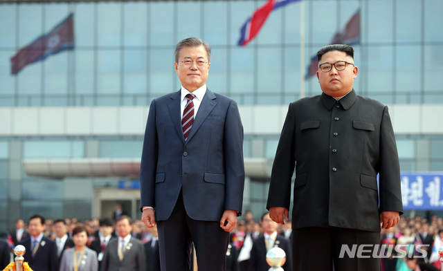 【평양=뉴시스】평양사진공동취재단 박진희 기자 = 문재인 대통령이 18일 오전 평양 순안공항에 도착해 마중 나온 김정은 국무위원장과 북한군 의장대를 사열하고 있다. 2018.09.18.&nbsp; photo@newsis.com