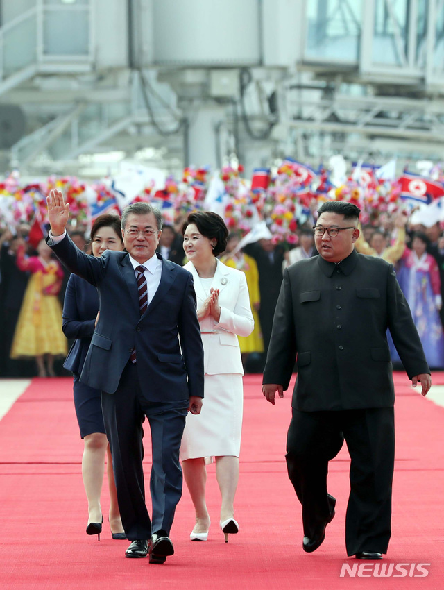 【평양=뉴시스】평양사진공동취재단 박진희 기자 = 문재인 대통령과 부인 김정숙 여사가 18일 오전 평양 순안공항에 도착해 마중 나온 김정은 국무위원장 내외와 공식 환영식을 하고 있다. 2018.09.18. photo@newsis.com
