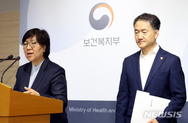 【세종=뉴시스】강종민 기자 = 정은경 질병관리본부장이 18일 오후 정부세종청사에서 메르스 확진환자가 완치됐다고 밝히고 있다. 2018.09.18. ppkjm@newsis.com