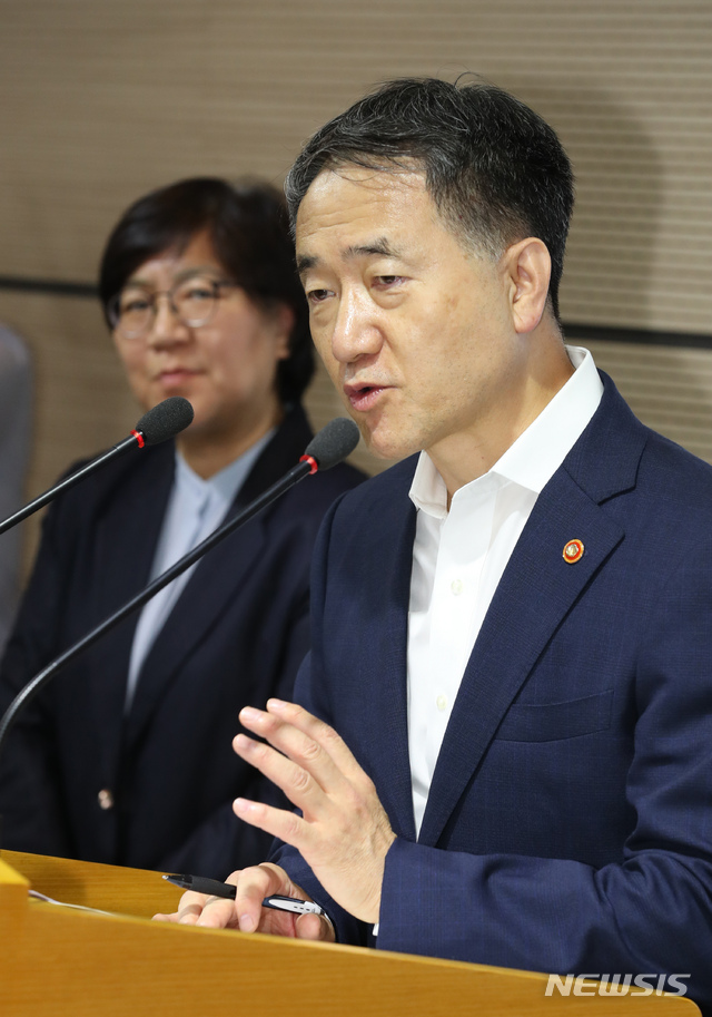 【세종=뉴시스】강종민 기자 = 박능후 보건복지부 장관이 18일 오후 정부세종청사에서 메르스 확진환자가 완치됐다고 밝히고 있다. 2018.09.18. ppkjm@newsis.com