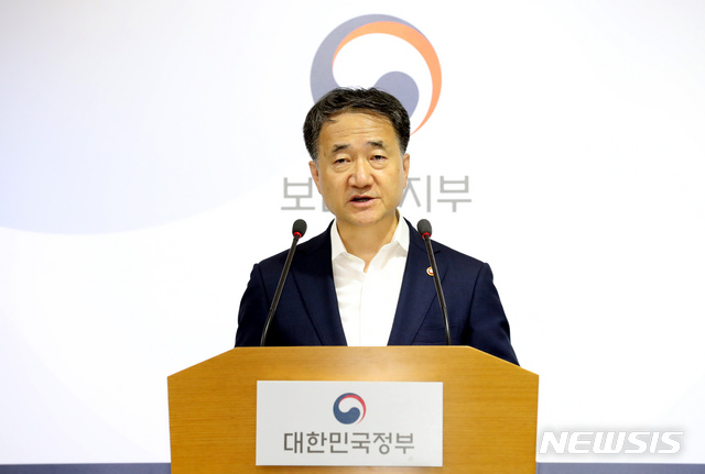 【세종=뉴시스】강종민 기자 = 박능후 보건복지부 장관이 18일 오후 정부세종청사에서 메르스 확진환자가 완치됐다고 밝히고 있다. 2018.09.18. ppkjm@newsis.com