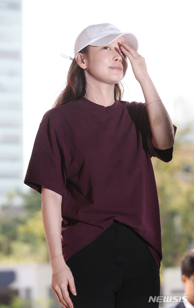 【서울=뉴시스】조수정 기자 = 그룹 '카라' 출신 구하라가 남자친구 폭행 의혹과 관련, 조사를 받기 위해 18일 오후 서울 강남경찰서로 들어서고 있다. 오른쪽 팔과 목에는 테이핑을 했고 다른 한쪽 팔에는 멍이 들어있다. 전 남자친구인 헤어디자이너 A씨는 구하라가 지난 13일 자신을 폭행했다고 신고했고 구하라는 쌍방 폭행을 주장하고 있는 상태다. 2018.09.18. chocrystal@newsis.com