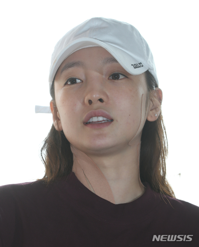 【서울=뉴시스】조수정 기자 = 그룹 '카라' 출신 구하라가 남자친구 폭행 의혹과 관련, 조사를 받기 위해 18일 오후 서울 강남경찰서로 들어서고 있다. 오른쪽 팔과 목에는 테이핑을 했고 다른 한쪽 팔에는 멍이 들어있다. 전 남자친구인 헤어디자이너 A씨는 구하라가 지난 13일 자신을 폭행했다고 신고했고 구하라는 쌍방 폭행을 주장하고 있는 상태다. 2018.09.18. chocrystal@newsis.com