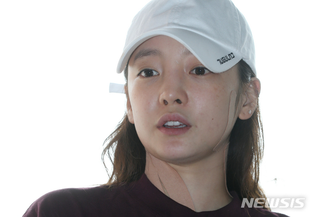 【서울=뉴시스】조수정 기자 = 그룹 '카라' 출신 구하라가 남자친구 폭행 의혹과 관련, 조사를 받기 위해 18일 오후 서울 강남경찰서로 들어서고 있다. 오른쪽 팔과 목에는 테이핑을 했고 다른 한쪽 팔에는 멍이 들어있다. 전 남자친구인 헤어디자이너 A씨는 구하라가 지난 13일 자신을 폭행했다고 신고했고 구하라는 쌍방 폭행을 주장하고 있는 상태다. 2018.09.18. chocrystal@newsis.com
