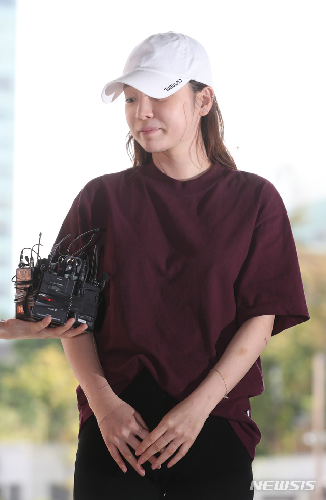 【서울=뉴시스】조수정 기자 = 그룹 '카라' 출신 구하라가 남자친구 폭행 의혹과 관련, 조사를 받기 위해 18일 오후 서울 강남경찰서로 들어서고 있다. 오른쪽 팔과 목에는 테이핑을 했고 다른 한쪽 팔에는 멍이 들어있다. 전 남자친구인 헤어디자이너 A씨는 구하라가 지난 13일 자신을 폭행했다고 신고했고 구하라는 쌍방 폭행을 주장하고 있는 상태다. 2018.09.18. chocrystal@newsis.com