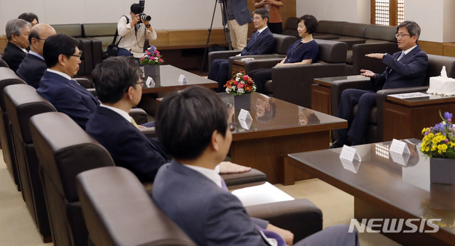 【서울=뉴시스】최동준 기자 = 김명수 대법원장이 18일 서울 서초구 대법원에서 열린 대법관후보추천위원회에 참석해 회의 시작 전 위원들과 환담하고 있다. 2018.09.18. photocdj@newsis.com