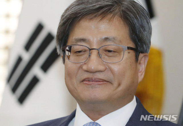 【서울=뉴시스】최동준 기자 = 김명수 대법원장이 지난 18일 서울 서초구 대법원에서 열린 대법관후보추천위원회에 참석해 회의 시작을 기다리고 있다. 2018.09.18.&nbsp; photocdj@newsis.com
