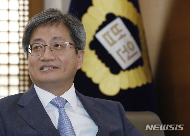 【서울=뉴시스】최동준 기자 = 김명수 대법원장이 18일 서울 서초구 대법원에서 열린 대법관후보추천위원회에 참석해 회의 시작을 기다리고 있다. 2018.09.18.&nbsp; photocdj@newsis.com