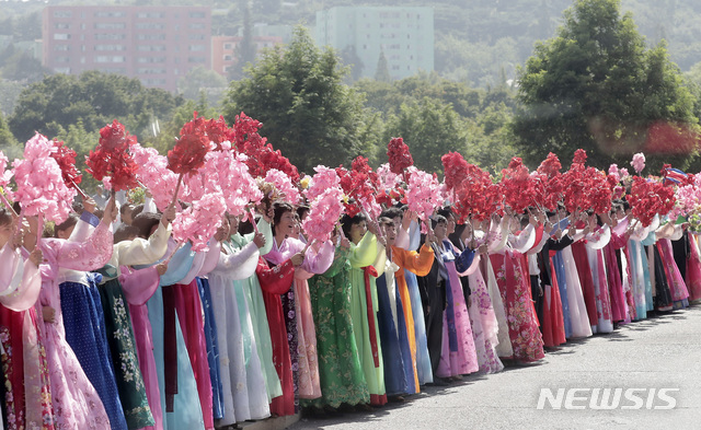 【평양=뉴시스】평양사진공동취재단 박진희 기자 = 18일 평양 순안공항에서 시민들이 꽃을 흔들며 문재인 대통령을 환영하고 있다. 2018.09.18.&nbsp; photo@newsis.com