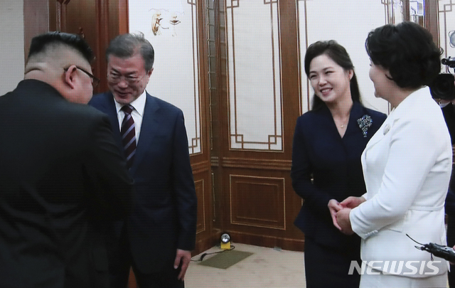 【남북정상회담 프레스센터(서울)=뉴시스】최진석 기자 = 남북정상회담 시작일인 18일 평양 백화원 숙소에 도착한 문재인 대통령과 김정은 북한 국무위원장이 환담을 나누는 모습이 서울 중구 동대문디자인플라자(DDP)에 차려진 남북정상회담 평양 서울 프레스센터 대형 화면에 중계되고 있다. 2018.09.18. myjs@newsis.com