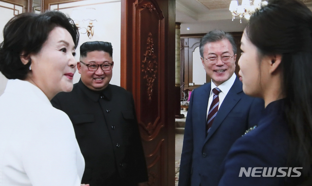 【남북정상회담 프레스센터(서울)=뉴시스】최진석 기자 = 남북정상회담 시작일인 18일 평양 백화원 숙소에 도착한 문재인 대통령과 김정은 북한 국무위원장이 환담을 나누는 모습이 서울 중구 동대문디자인플라자(DDP)에 차려진 남북정상회담 평양 서울 프레스센터 대형 화면에 중계되고 있다. 2018.09.18. myjs@newsis.com