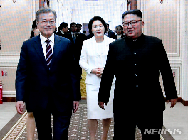 【남북정상회담 프레스센터(서울)=뉴시스】최진석 기자 = 남북정상회담 시작일인 18일 평양 백화원 숙소에 도착한 문재인 대통령과 김정은 북한 국무위원장이 환담을 나누는 모습이 서울 중구 동대문디자인플라자(DDP)에 차려진 남북정상회담 평양 서울 프레스센터 대형 화면에 중계되고 있다. 2018.09.18.myjs@newsis.com