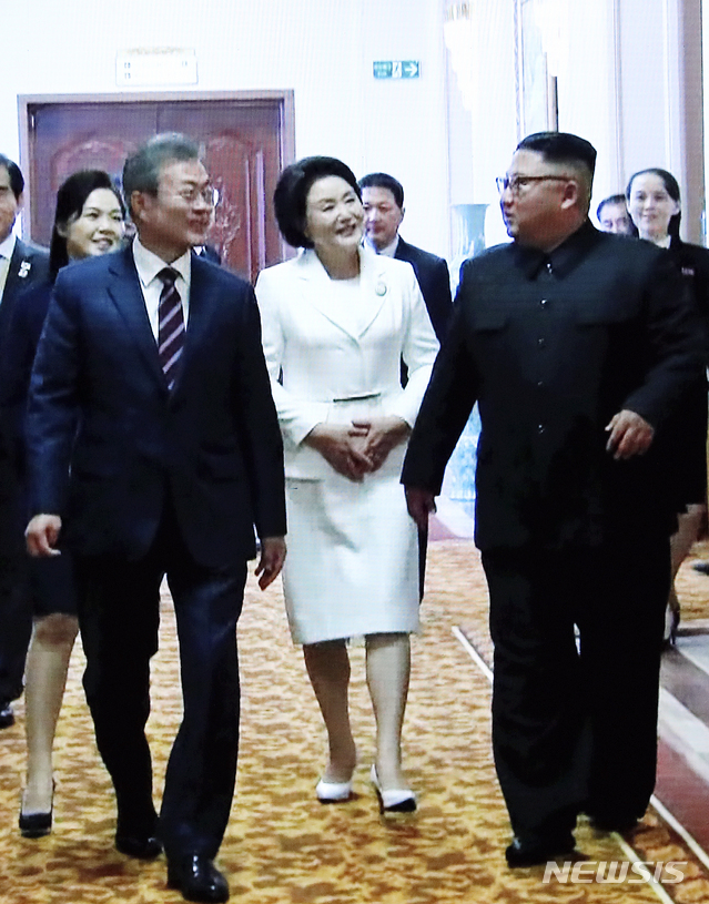 【남북정상회담 프레스센터(서울)=뉴시스】최진석 기자 = 남북정상회담 시작일인 18일 평양 백화원 숙소에 도착한 문재인 대통령과 김정은 북한 국무위원장이 환담을 나누는 모습이 서울 중구 동대문디자인플라자(DDP)에 차려진 남북정상회담 평양 서울 프레스센터 대형 화면에 중계되고 있다. 2018.09.18. myjs@newsis.com